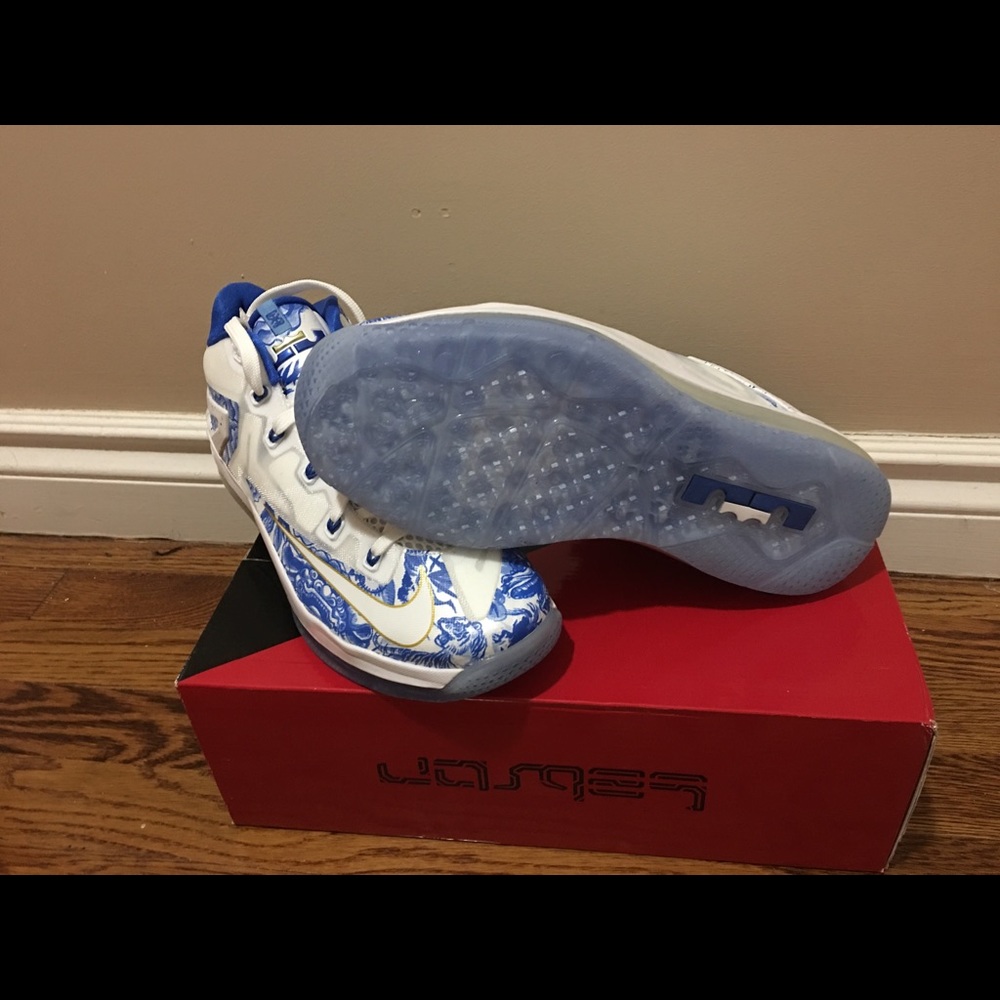 Sneakers - Picture 3 of 5